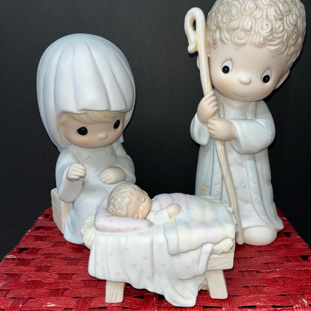 PRECIOUS MOMENTS CHRISTMAS FIGURINE - COME LET US ADORE HIM 3 PC NATIVITY SET 9”